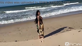 Amateur Girl Has Outdoor Sex With Fan On Beach Without Condom