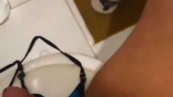 Pria Amatir Dihisap Oleh Ibu Nakal Temannya Di Kamar Mandi